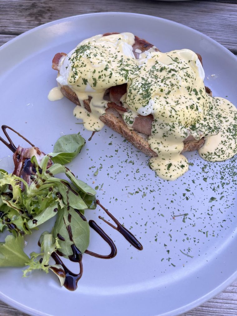 Eggs Benedict with ham and hollandaise